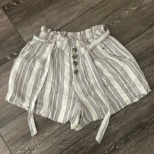 Vertical striped flowy shorts, with tie and buttons